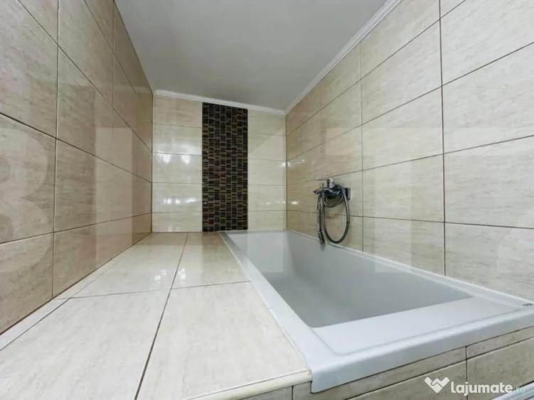 Casa spatioasa cu 5 dormitoare, doua bucatarii si teren de 1 - 7