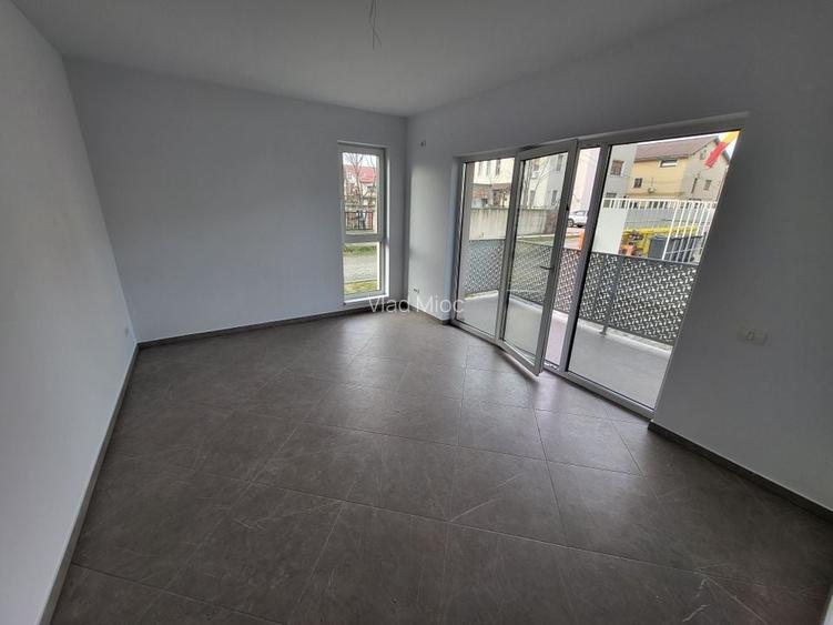 Bloc Nou-Braytim. Langa Hotel Arizona. Decomandat. Bucatarie inchisa