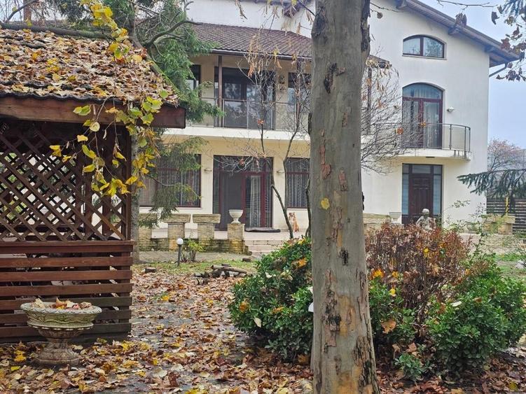 Baneasa - vila 2006, 10 camere, 5 bai, garaj și curte liberă 710 mp! - 1