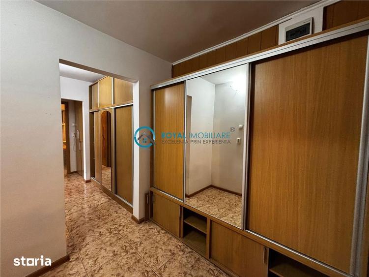 Royal Imobiliare - Vanzare Apartament 3 camere zona 9 Mai - 2