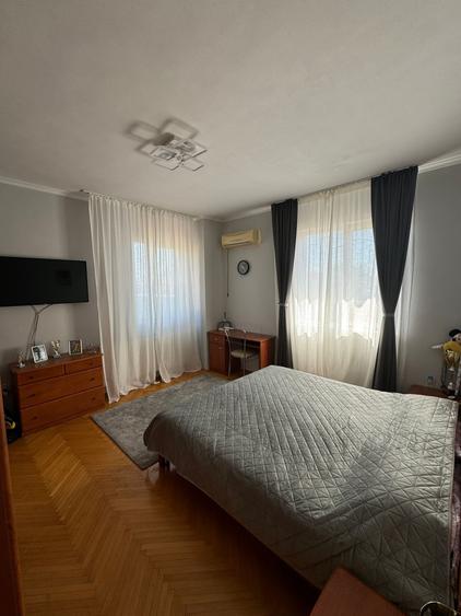 | Vila Pipera | 300 mp | Parcari | - 8