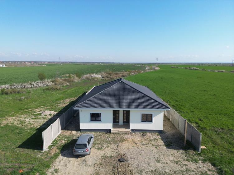 Casă Modernă de Vânzare 3 Camere, 2 Băi, Terasă Acoperită Zona în Dezvoltare - 1