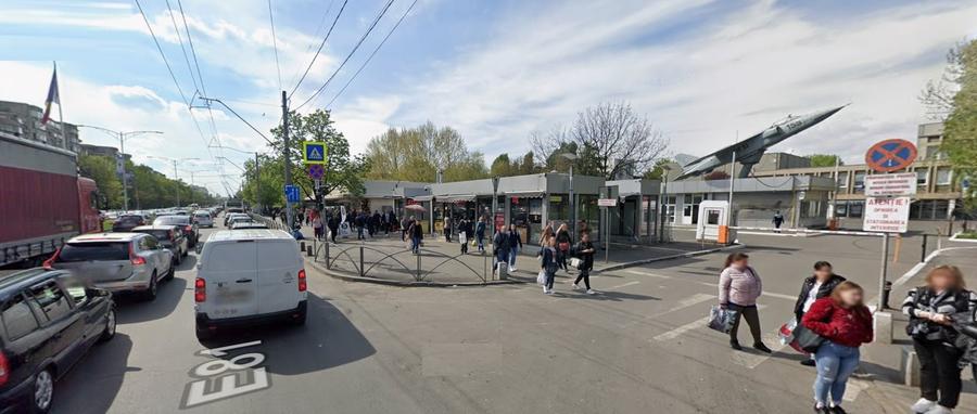 Amplasat pe Bd. Iuliu Maniu, apropiere acces metrou, statia 'Pacii' - 1