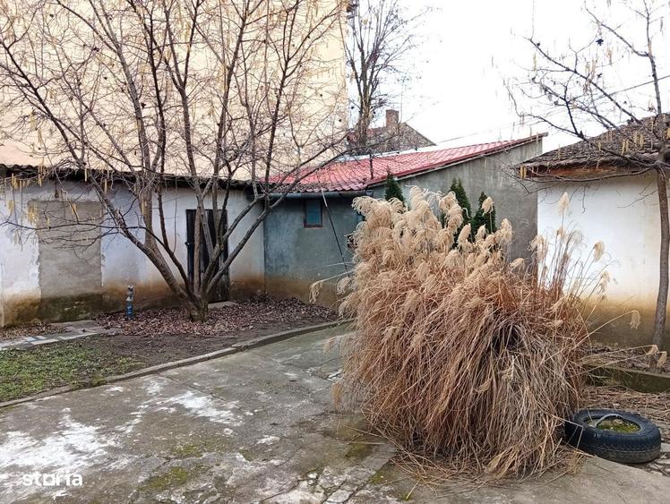 O casa cu doua apartamente in zona centrala - 7