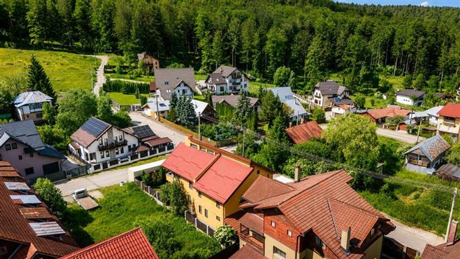 Casă cu 8 camere cu Garaj în Exterior Est