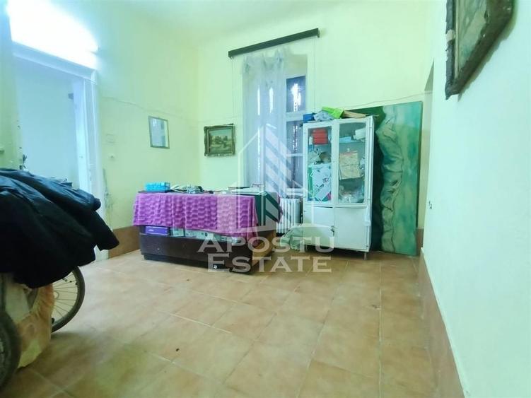Apartament cu 4 camere, la parter, cu 2 fronturi stradale. - 1