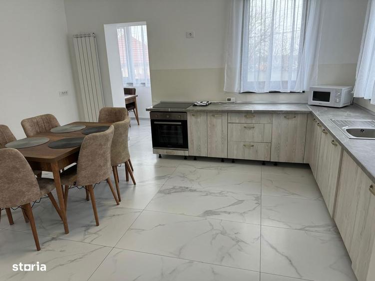 Casa semideckata cu 9 camere, in oras - 10