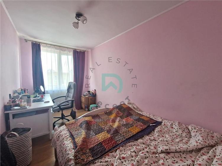 Apartament cu 3 camere semidecomandat în Tractorul