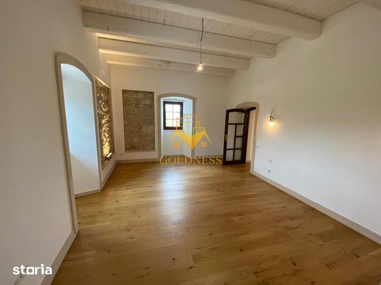 Casă cu 10 camere cu Teren 500 Mp în Gruia