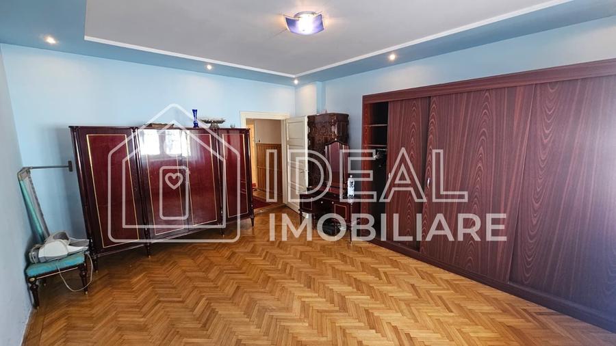 Casă individuală cu 8 camere cu Canalizare în Țiglari
