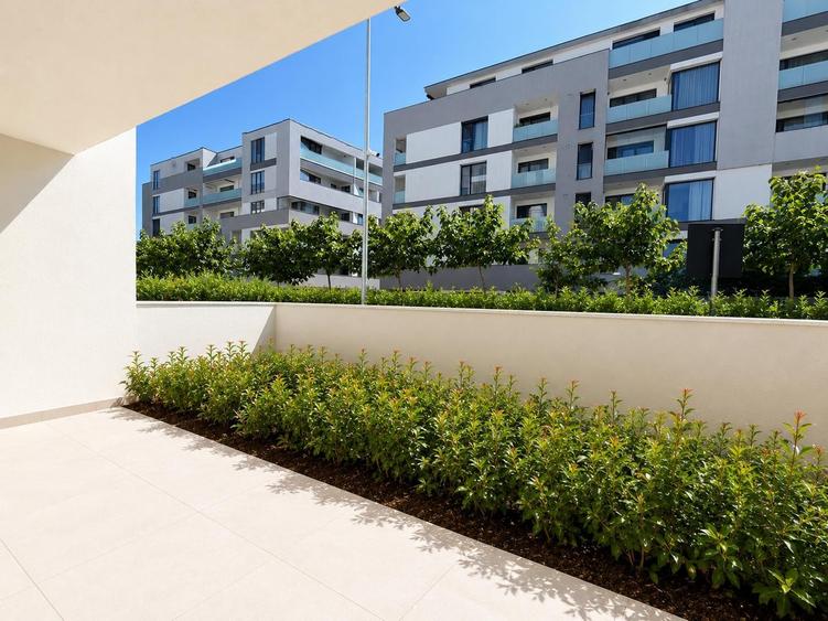Apartament cu 3 camere decomandat, mobilat în Băneasa