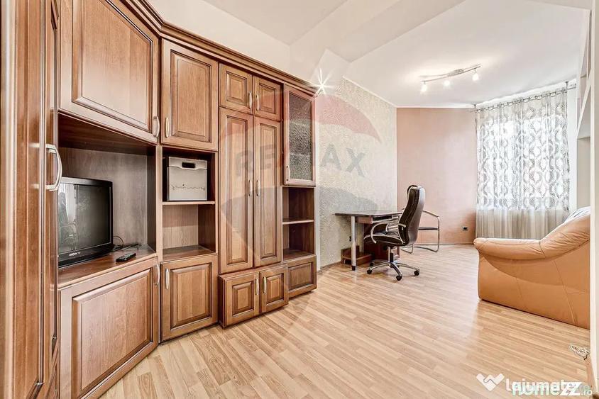 Apartament cu 3 camere decomandat în Boul Roșu