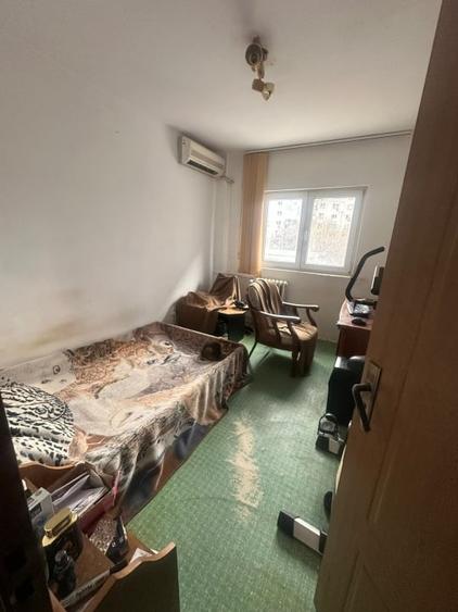 Apartament cu 4 camere semidecomandat în Olteniței