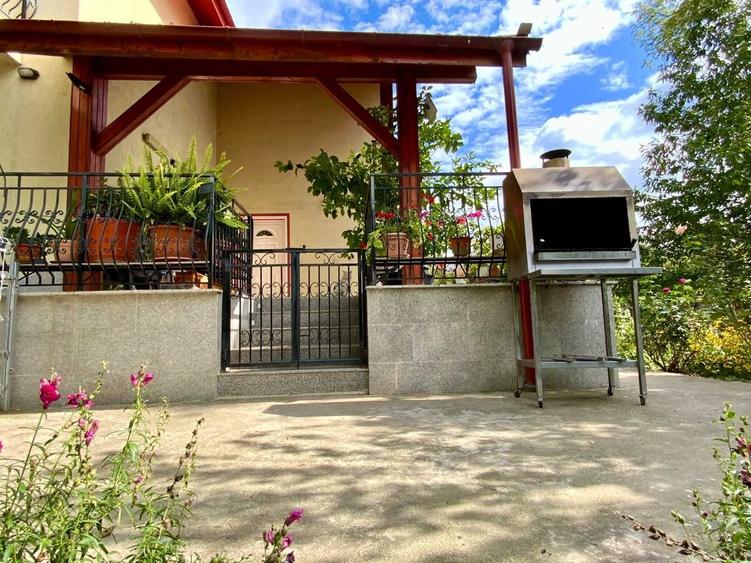 Casă cu 4 camere decomandat cu Teren 2000 Mp în Central