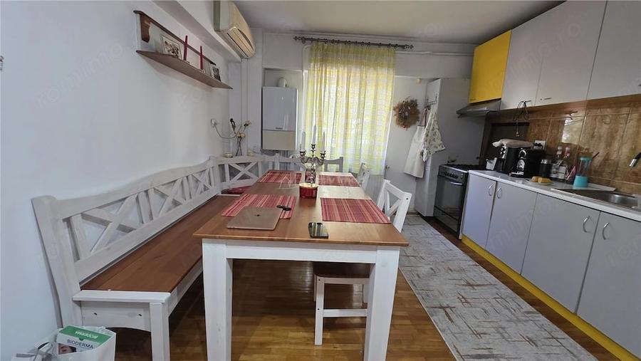 Apartament cu 4 camere decomandat în Sărari