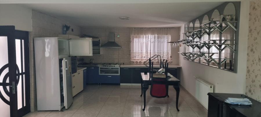 Casă cu 4 camere în Central