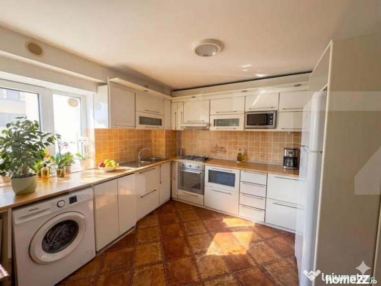Apartament cu 4 camere decomandat în Central