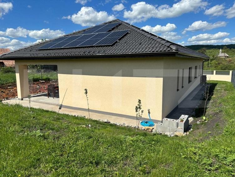Casă individuală cu 4 camere cu Canalizare în Corușu
