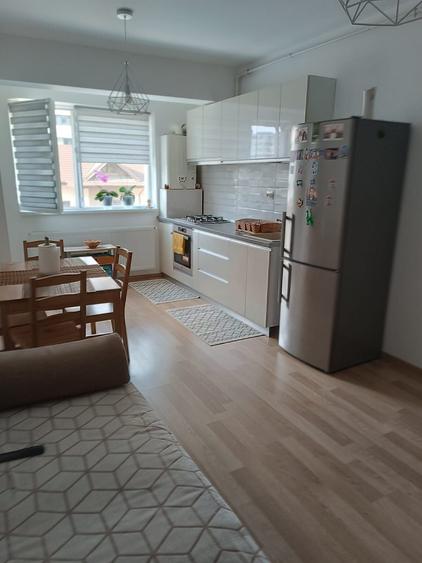 Apartament cu 3 camere decomandat în Roșu