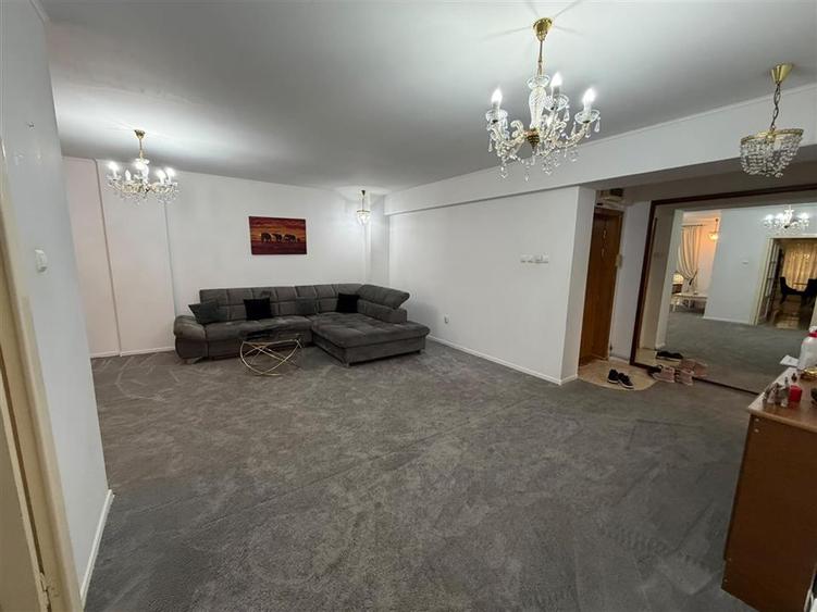 Apartament cu 3 camere decomandat, mobilat în Central
