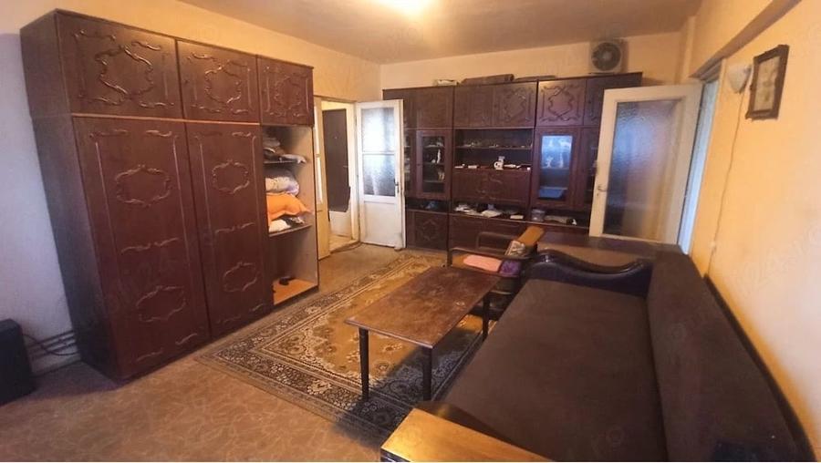 Apartament cu 2 camere semidecomandat în Pârneava