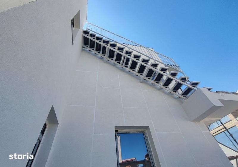 Casă cu 8 camere cu Teren 400 Mp în Central