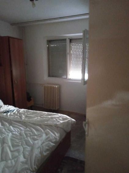 Apartament cu 4 camere semidecomandat în Rovine