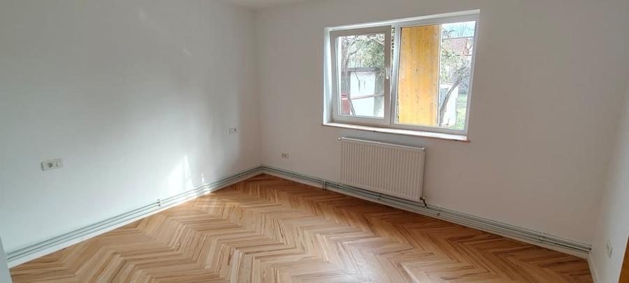 Casa renovata cu curte si garaj - 8