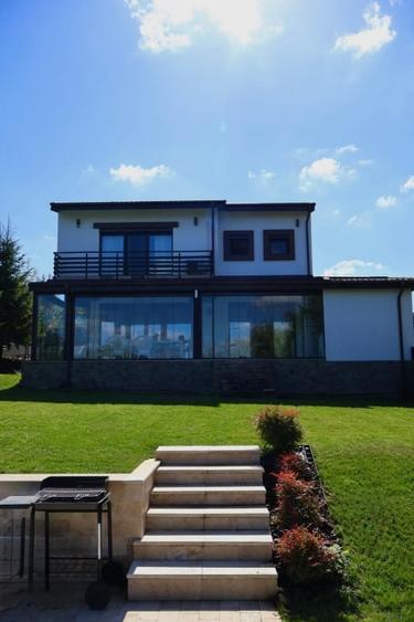 Vila amplasata pe malul lacului - 2