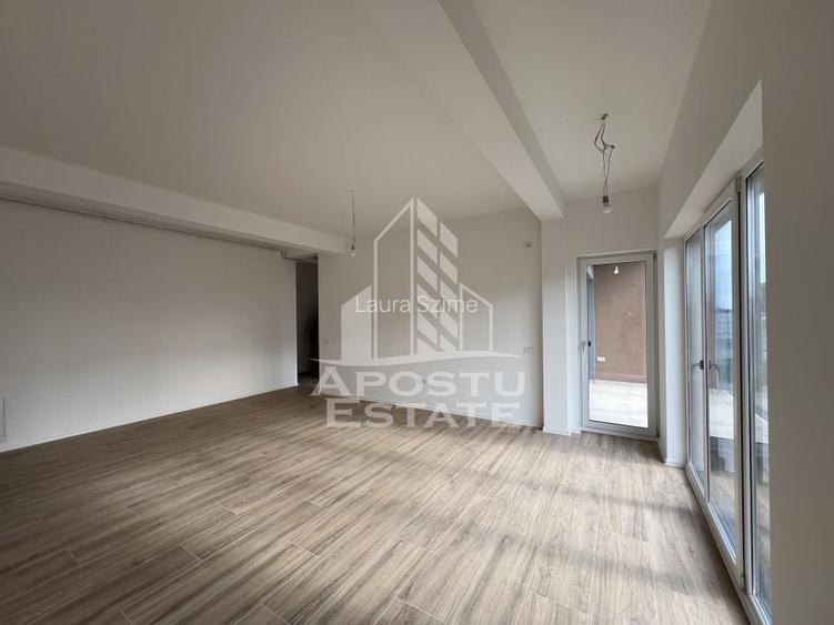 De vanzare 77 mp spatiu comercial la parter cu 48 mp gradina proprie