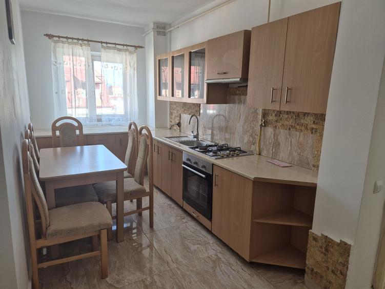 Inchiriez apartament 2 camere decomandat - 1