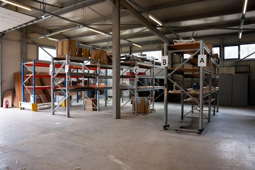 Spațiu industrial, de 858 mp, în Conțești