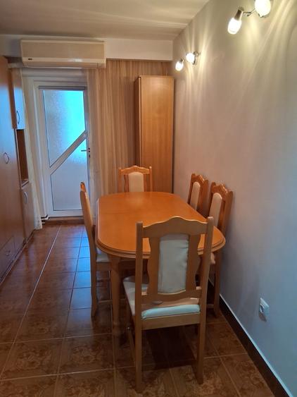 Apartament cu 4 camere decomandat în Central