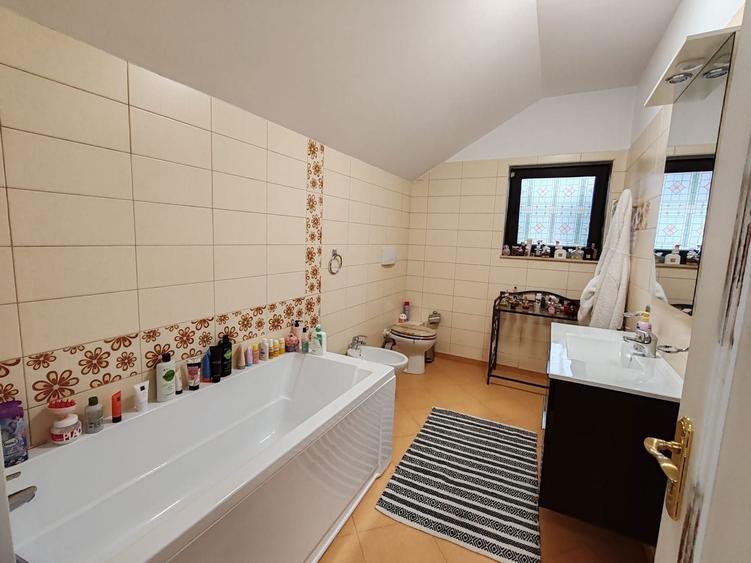 Casă individuală cu 6 camere cu Canalizare în Central