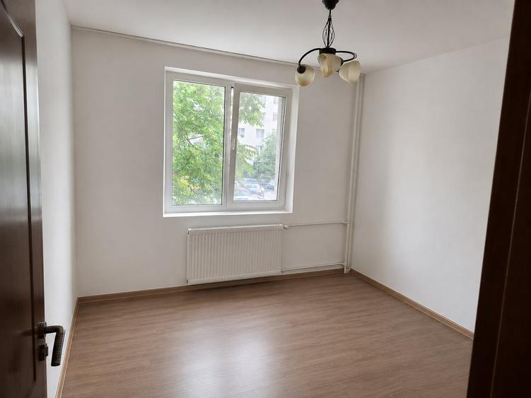 Apartament cu 3 camere semidecomandat în Titan