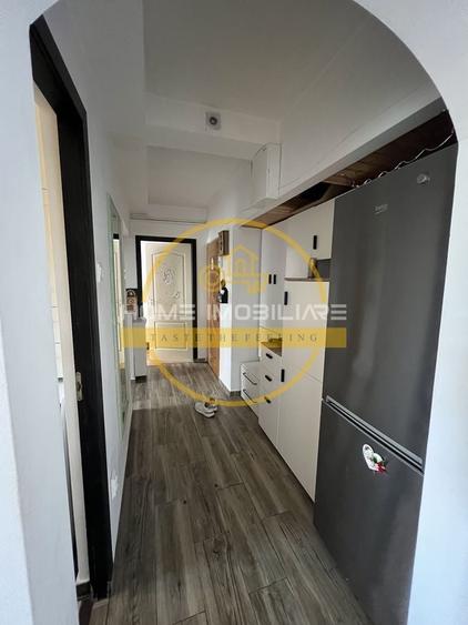 Apartament cu 3 camere semidecomandat, mobilat în Podu Roș