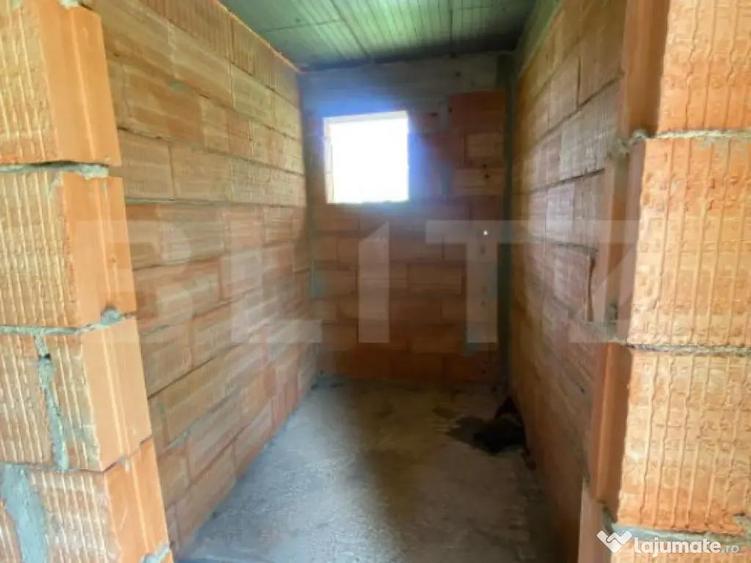 Casa la rosu, cu 3 camere, 74 mp, teren 800 mp, zona Centur - 2