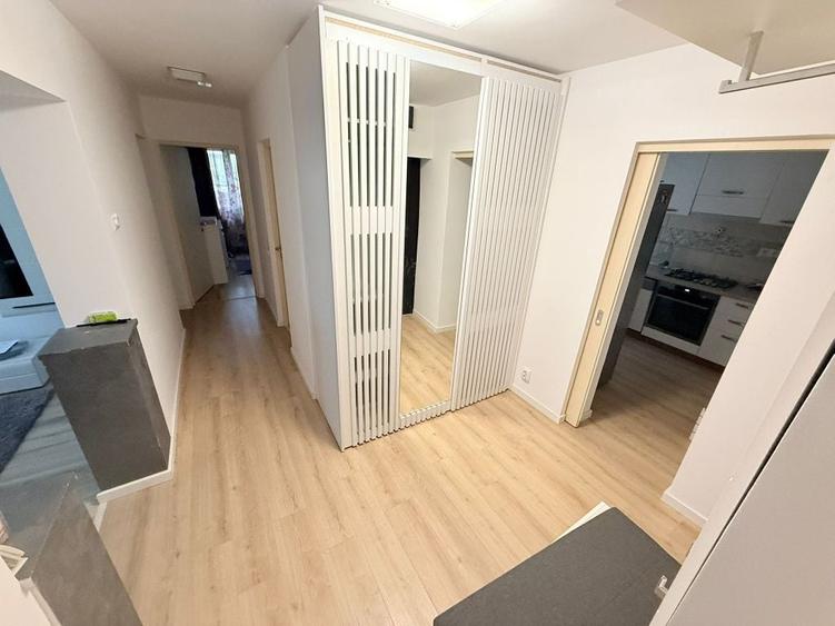 Apartament cu 4 camere decomandat în Central