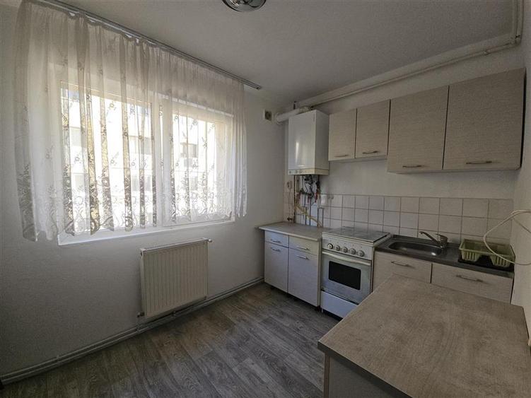 Apartament o camera, decomandat, 41mp, centrala proprie, Dambul Rotund - 2