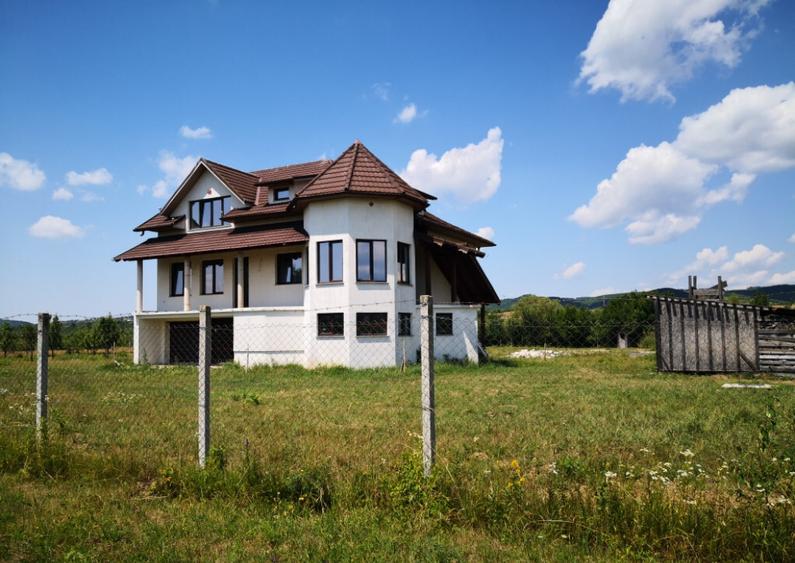 Casa P+1+M, 350 mp, teren 70 ari, Livezile, la 9 km de Bistri?a - 3