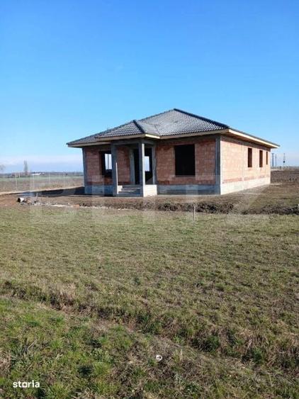 Casa la rosu , 170 mp , strada Principala Botiz-Ciuperceni - 1