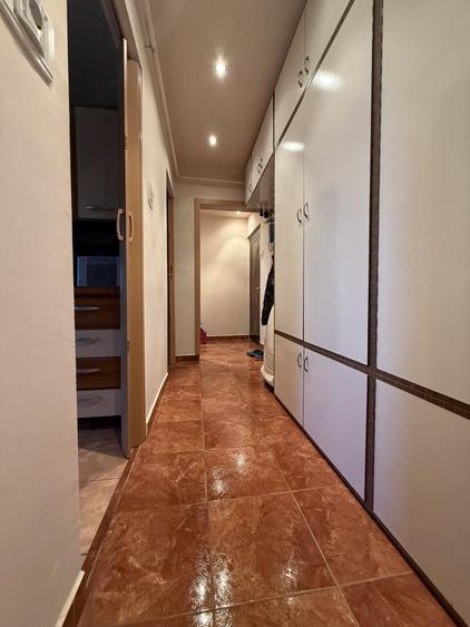 Apartament cu 3 camere semidecomandat, mobilat în Dâmbovița