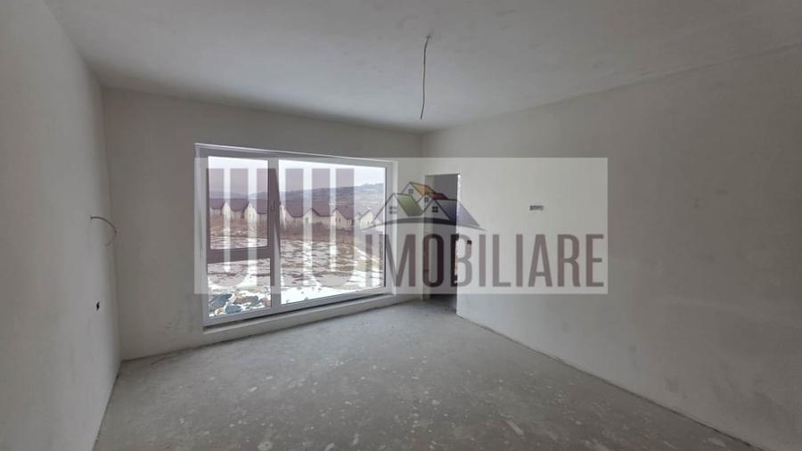 Casă individuală cu 5 camere cu Teren 700 Mp în Bucium