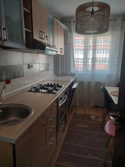 Apartament cu 3 camere semidecomandat în Tineretului