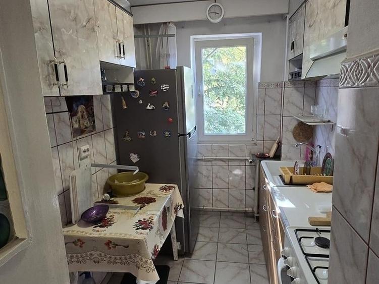 Apartament cu 2 camere semidecomandat, mobilat în Craiovița Nouă