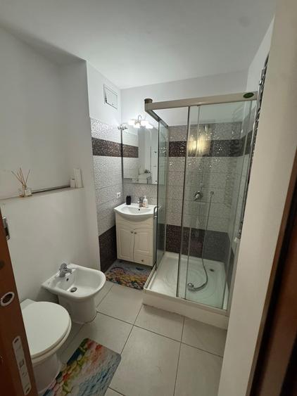 Apartament cu 3 camere semidecomandat în Berceni