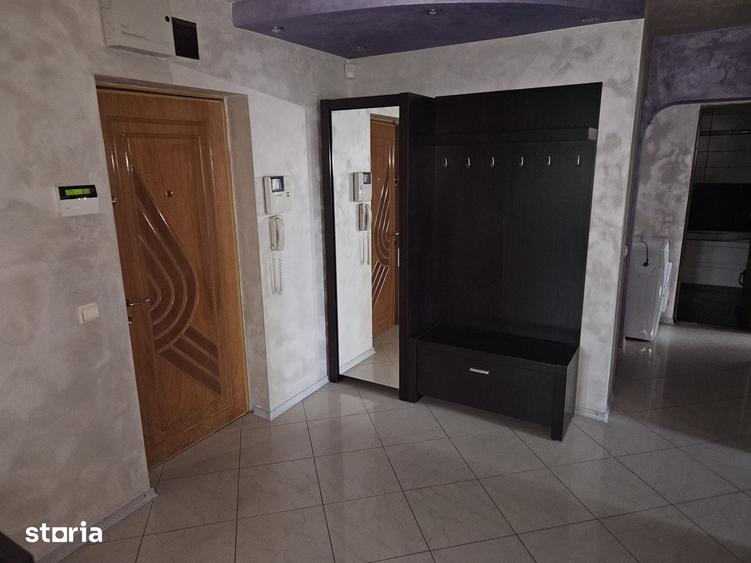 Apartament cu 3 camere decomandat în Calea București