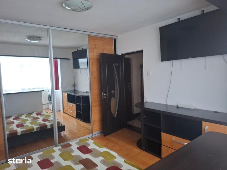 Apartament cu 3 camere semidecomandat în Podu Roș