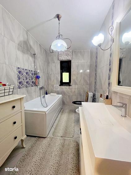 Casă cu 5 camere cu Teren 1500 Mp în Central