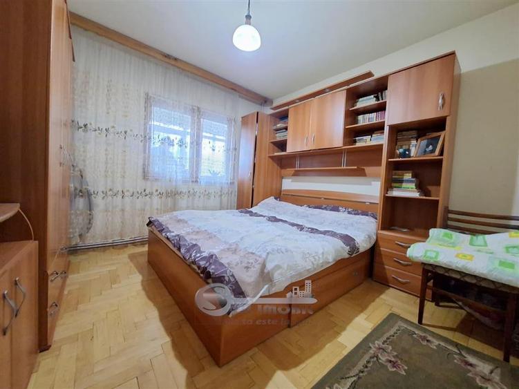 Apartament cu 3 camere decomandat în Nicolina